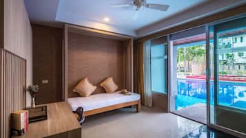 Habitación Deluxe, acceso a la piscina | Zona de estar | Televisión LED de 32 pulgadas con canales digitales