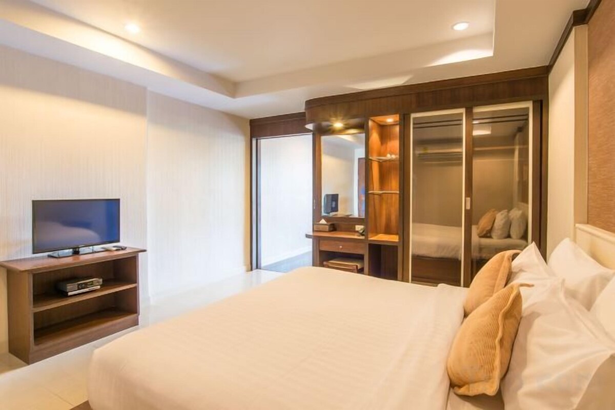 In-room safe, blackout curtains, free WiFi, bed sheets