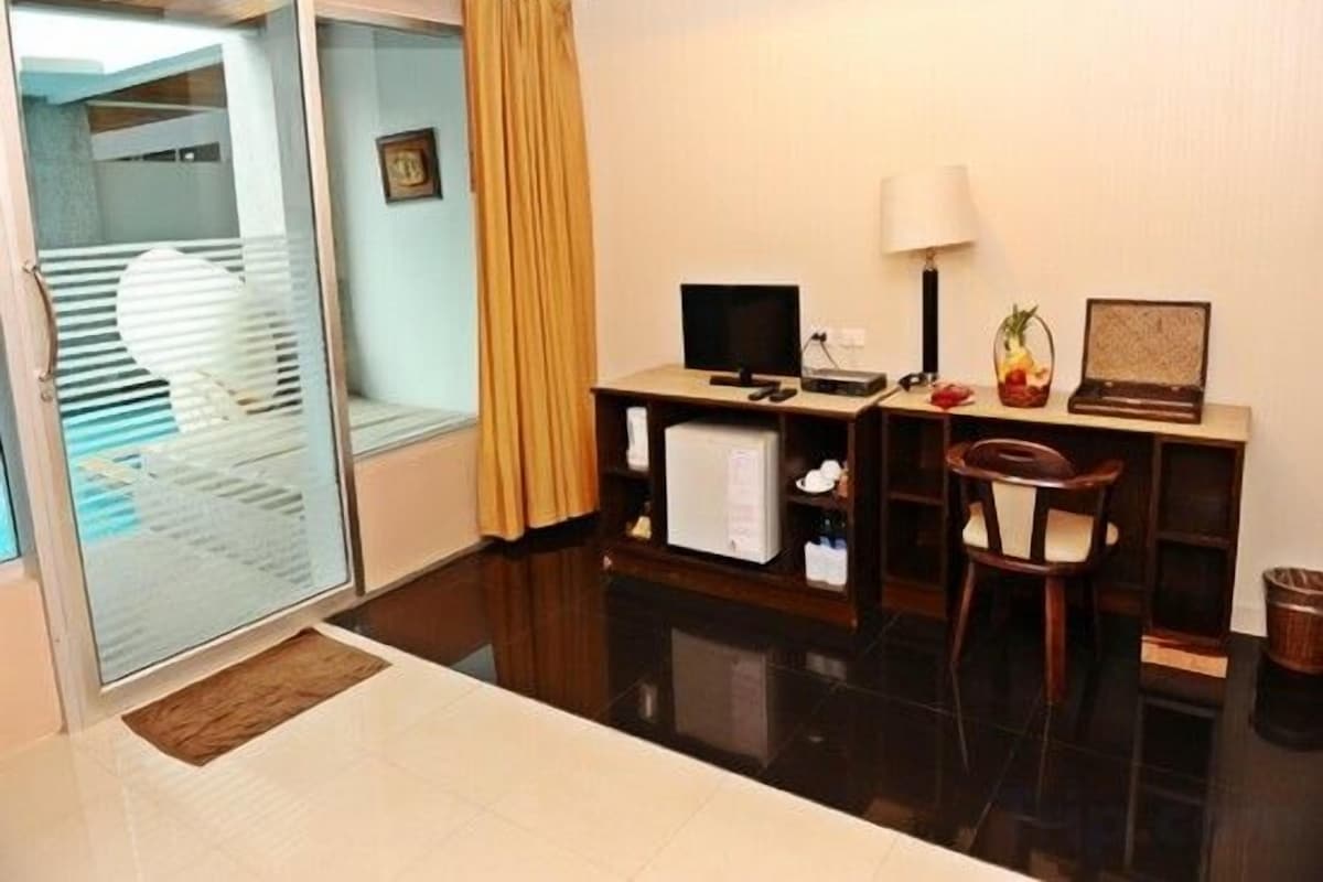 In-room safe, blackout drapes, WiFi (free), bed sheets