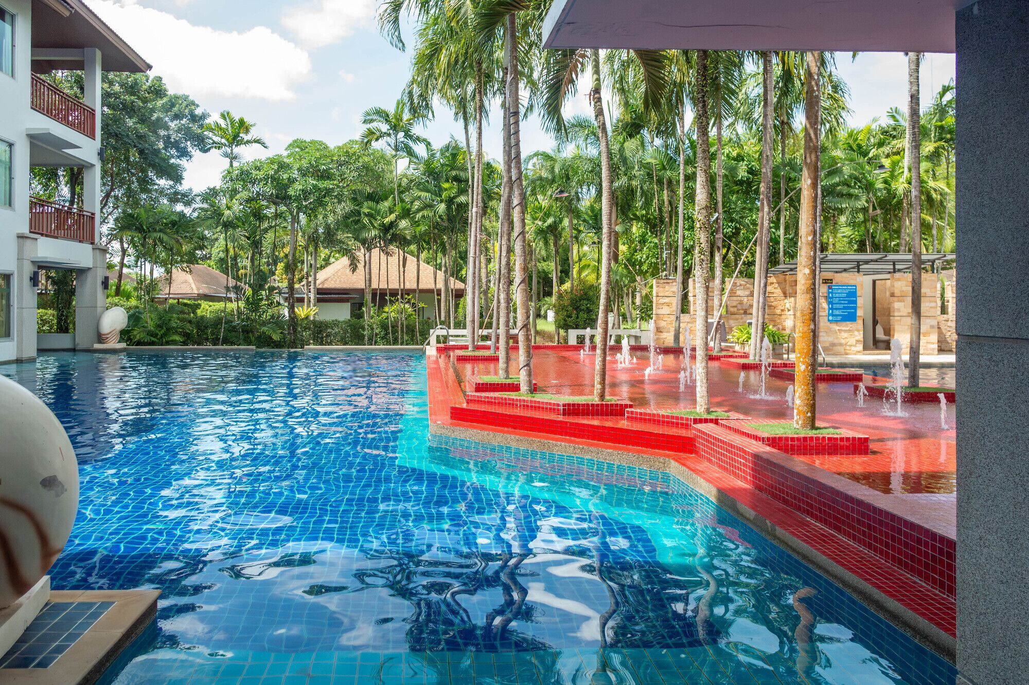 3 piscinas al aire libre, sombrillas