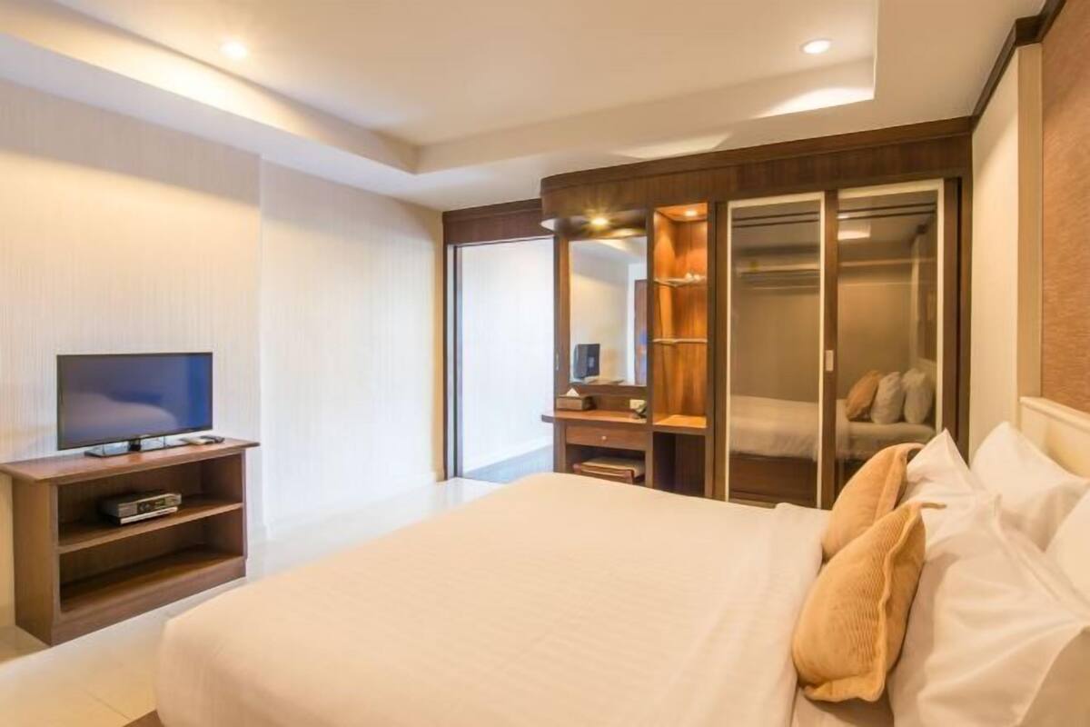 In-room safe, blackout drapes, WiFi (free), bed sheets