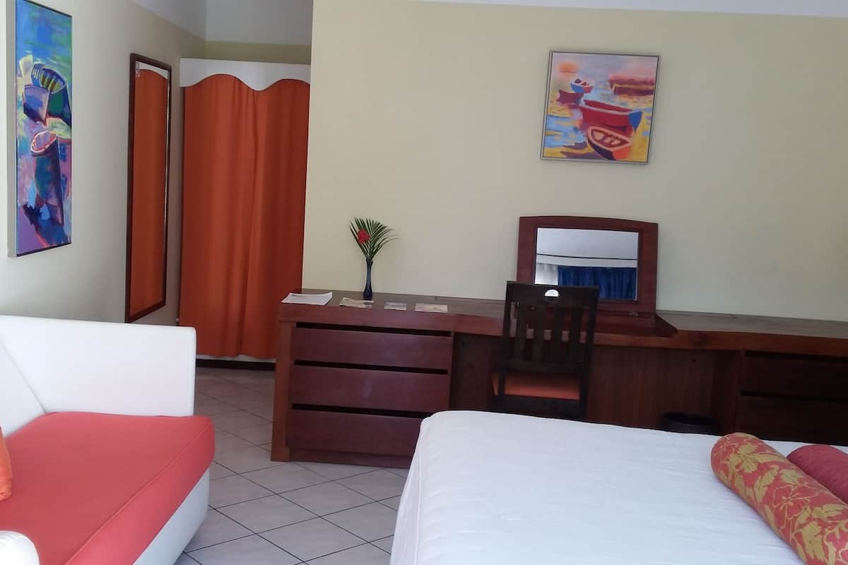 Minibar y caja de seguridad en la habitación
