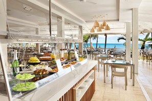 2 restaurants; ze serveren er lunch en diner 