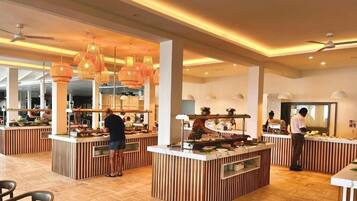 Un restaurante moderno con varios mostradores, iluminación cálida y un amplio espacio.