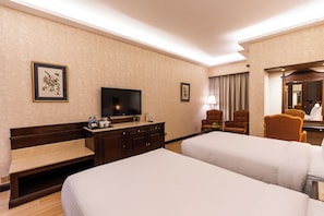 Minibar, in-room safe, desk, blackout drapes - Luxe Avenue Hotel (Dubai)