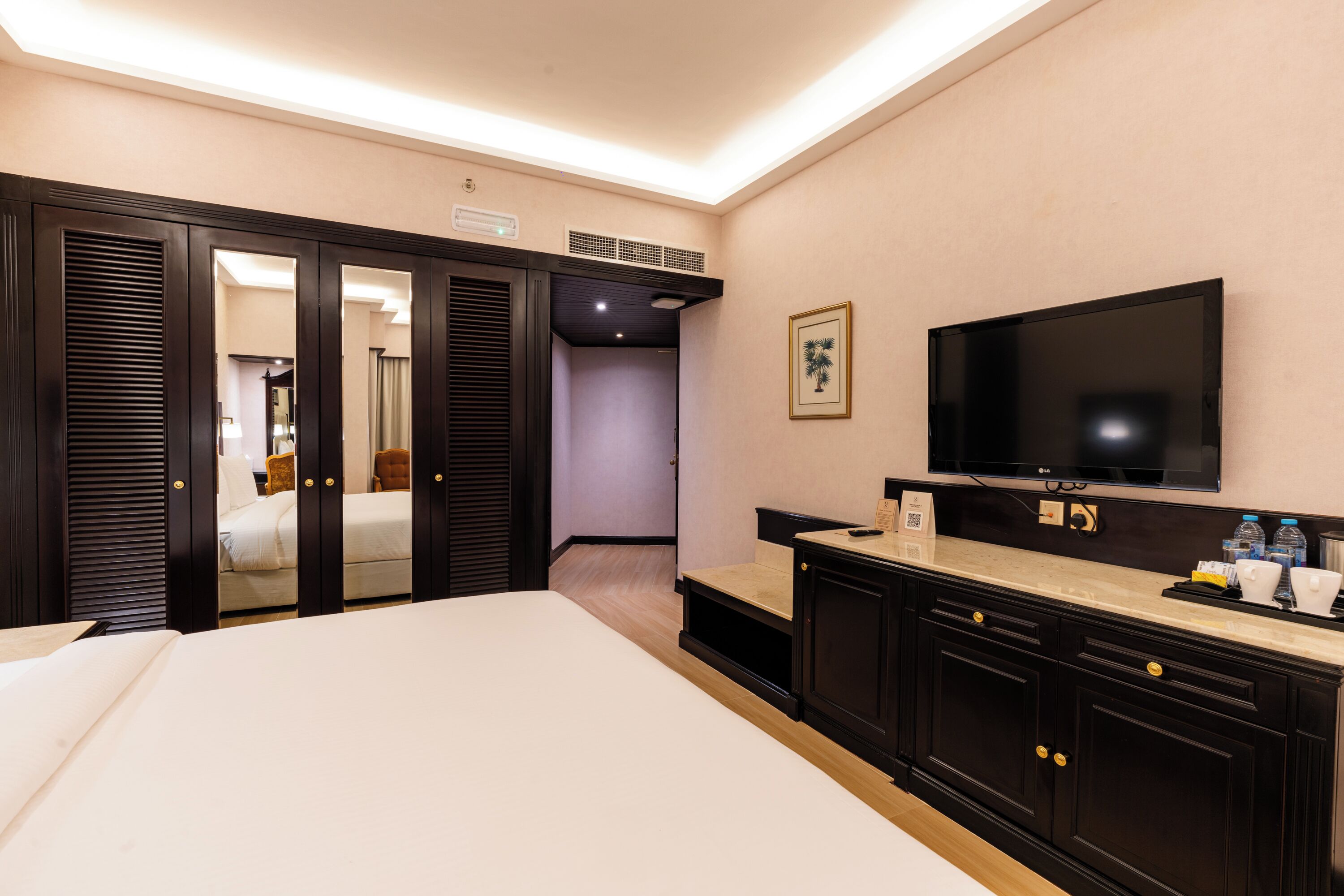 Deluxe Room King | Minibar, in-room safe, desk, blackout curtains