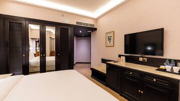 Deluxe Room King | Minibar, in-room safe, desk, blackout curtains