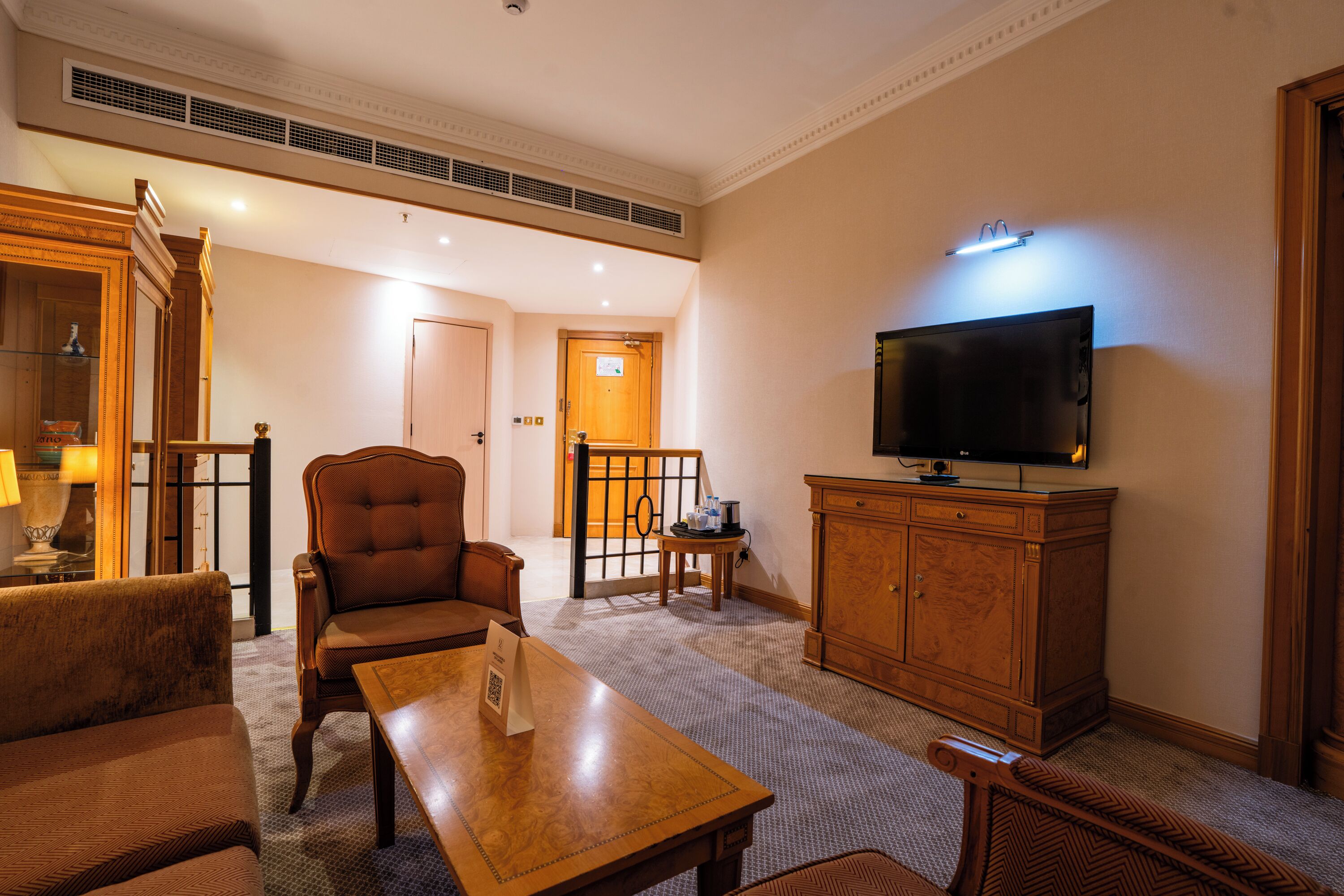 Executive Suite King | Living area | Flat-screen TV