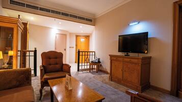 Executive Suite King | Living area | Flat-screen TV
