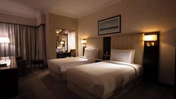 Premium Room Twin | Minibar, in-room safe, desk, blackout drapes