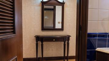 Deluxe Room King | Minibar, in-room safe, desk, blackout curtains