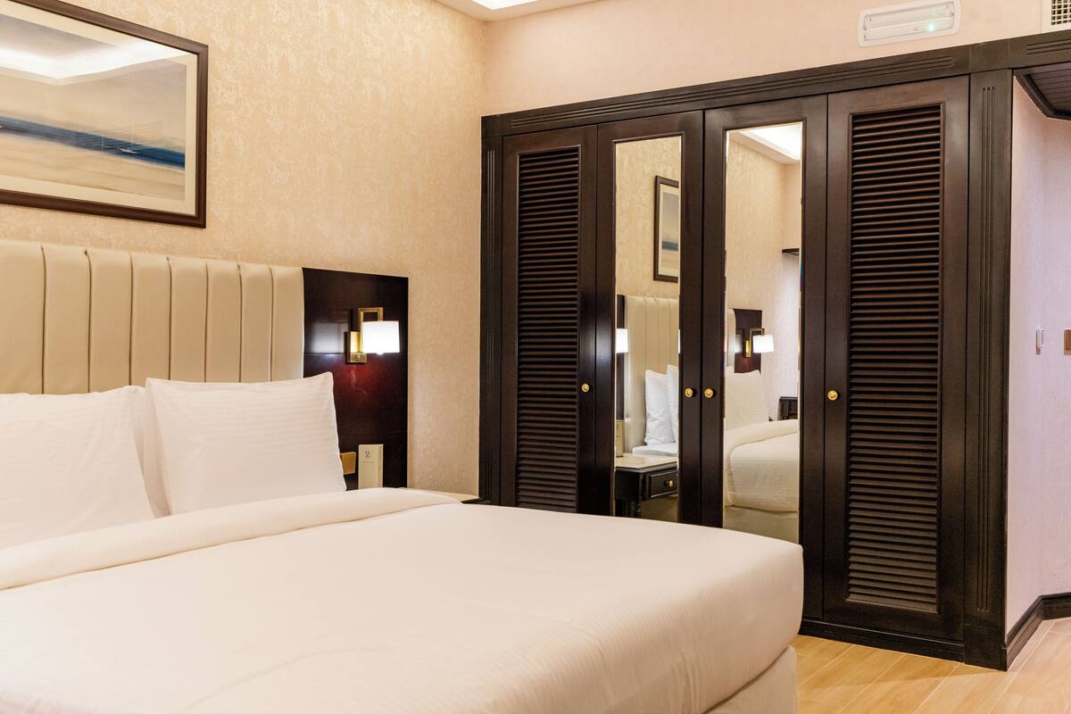 Phòng đôi Deluxe | Minibar, két bảo mật tại phòng, bàn, màn/rèm cản sáng 