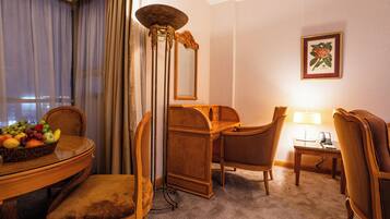 Executive Suite King | Living area | Flat-screen TV