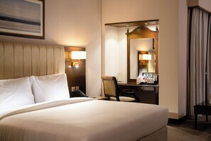 Minibar, in-room safe, desk, blackout curtains - Luxe Avenue Hotel (Dubai)