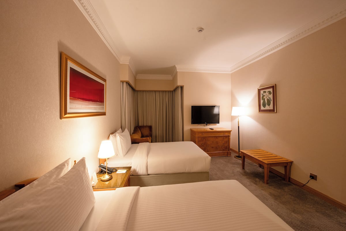 Premium Suite Twin | Minibar, két bảo mật tại phòng, bàn, màn/rèm cản sáng 