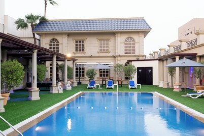 Luxe Avenue Hotel