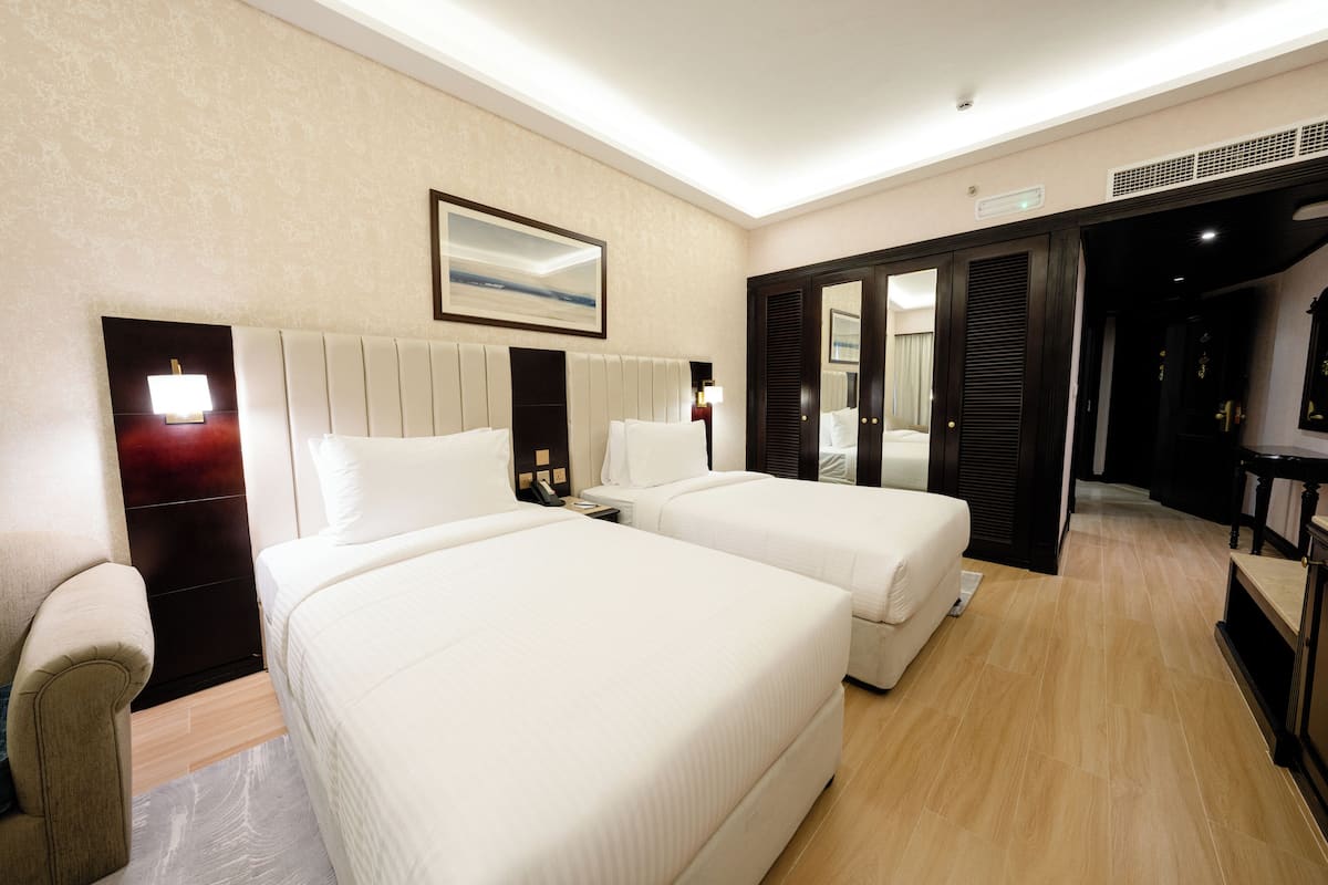 Phòng 2 giường đơn Deluxe | Minibar, két bảo mật tại phòng, bàn, màn/rèm cản sáng 