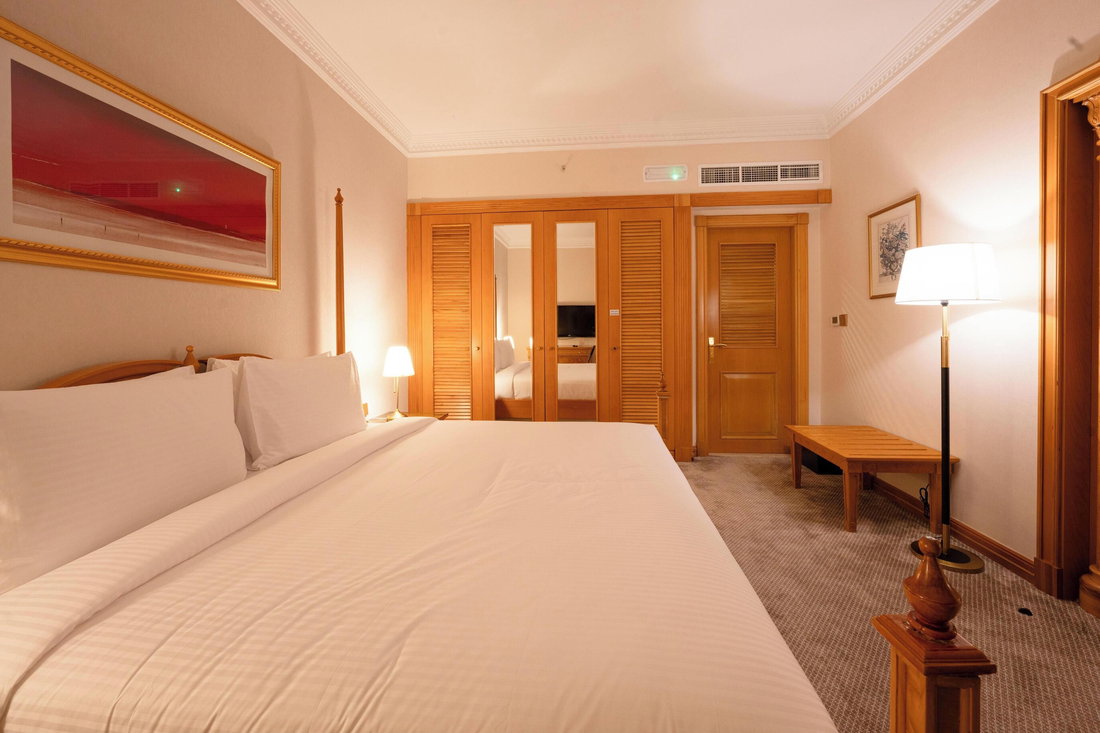 Premium Suite King | Minibar, safe på rommet, skrivebord og blendingsgardiner