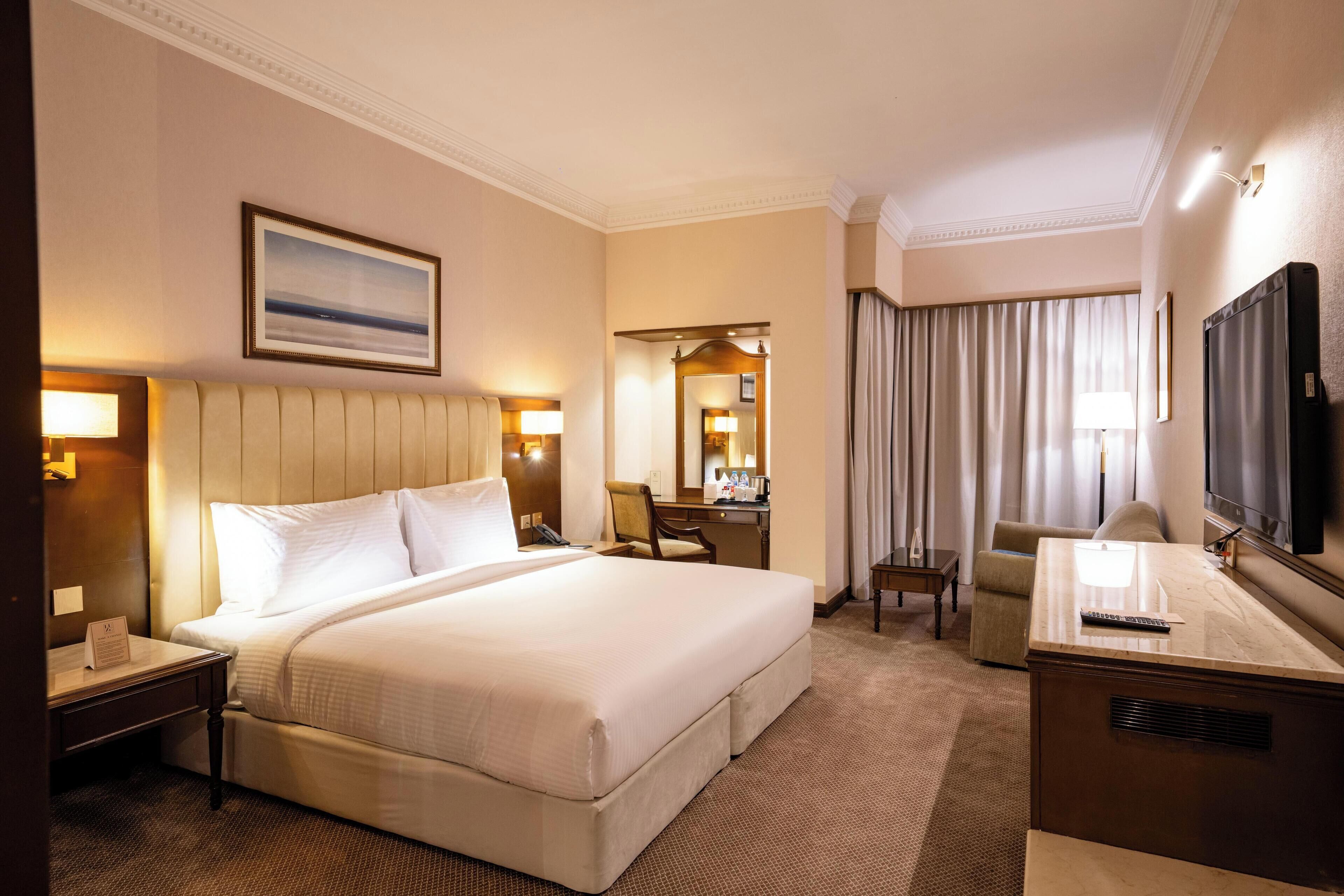 Rom – premium | Minibar, safe på rommet, skrivebord og blendingsgardiner