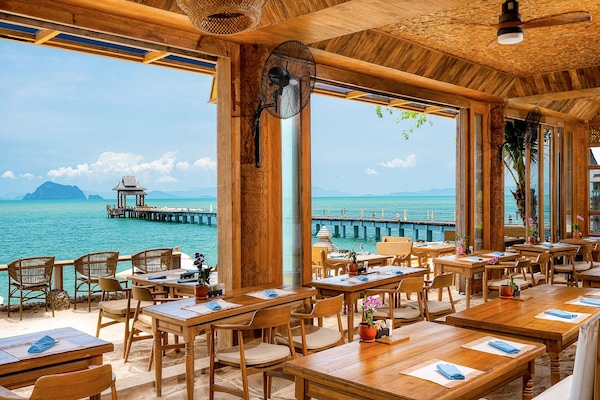 3 restaurants; breakfast, lunch and dinner served