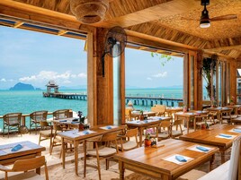 3 間餐廳；供應早餐、午餐、晚餐；多國菜