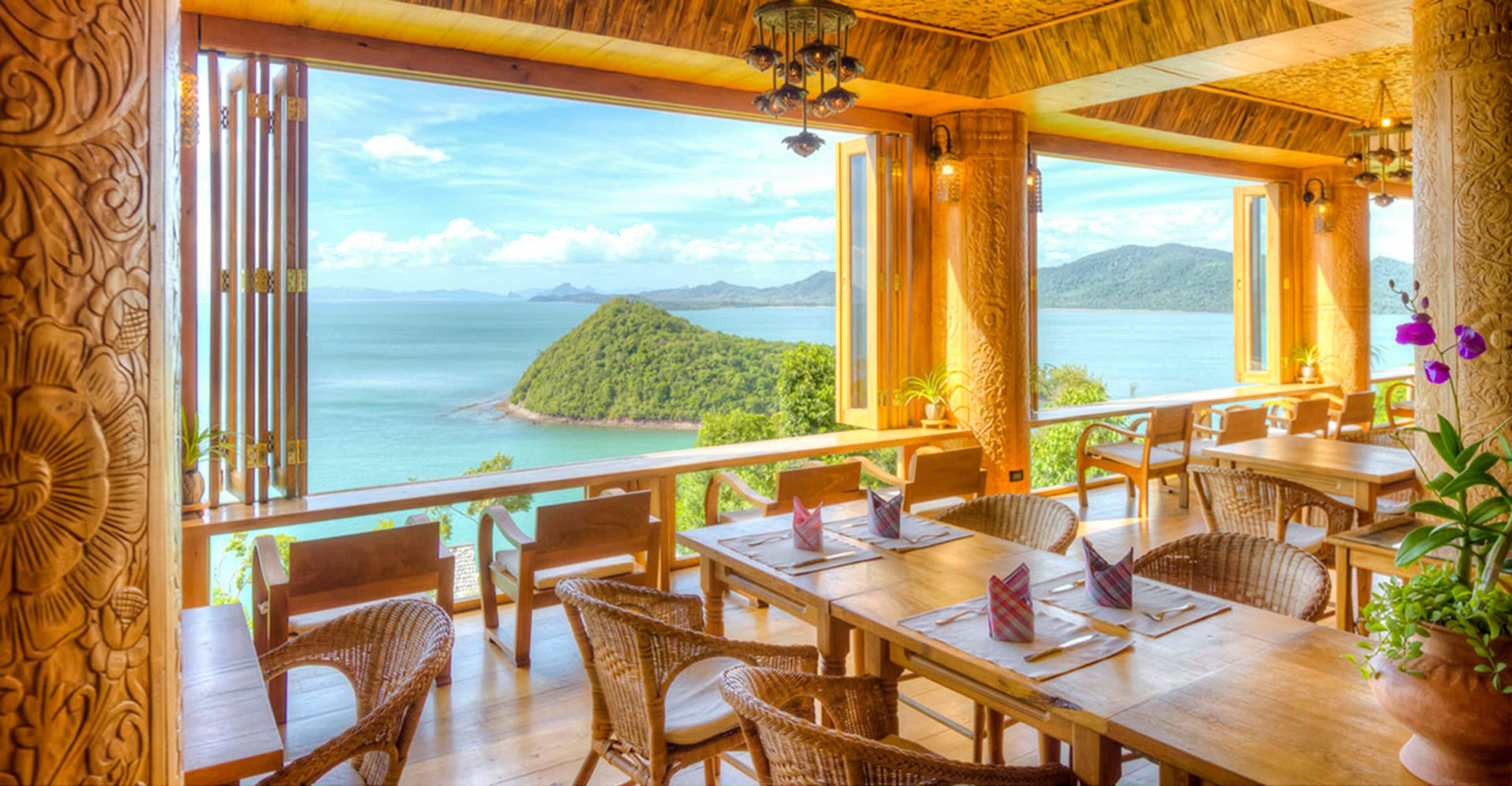 6 restaurants, breakfast, lunch, dinner served; international cuisine