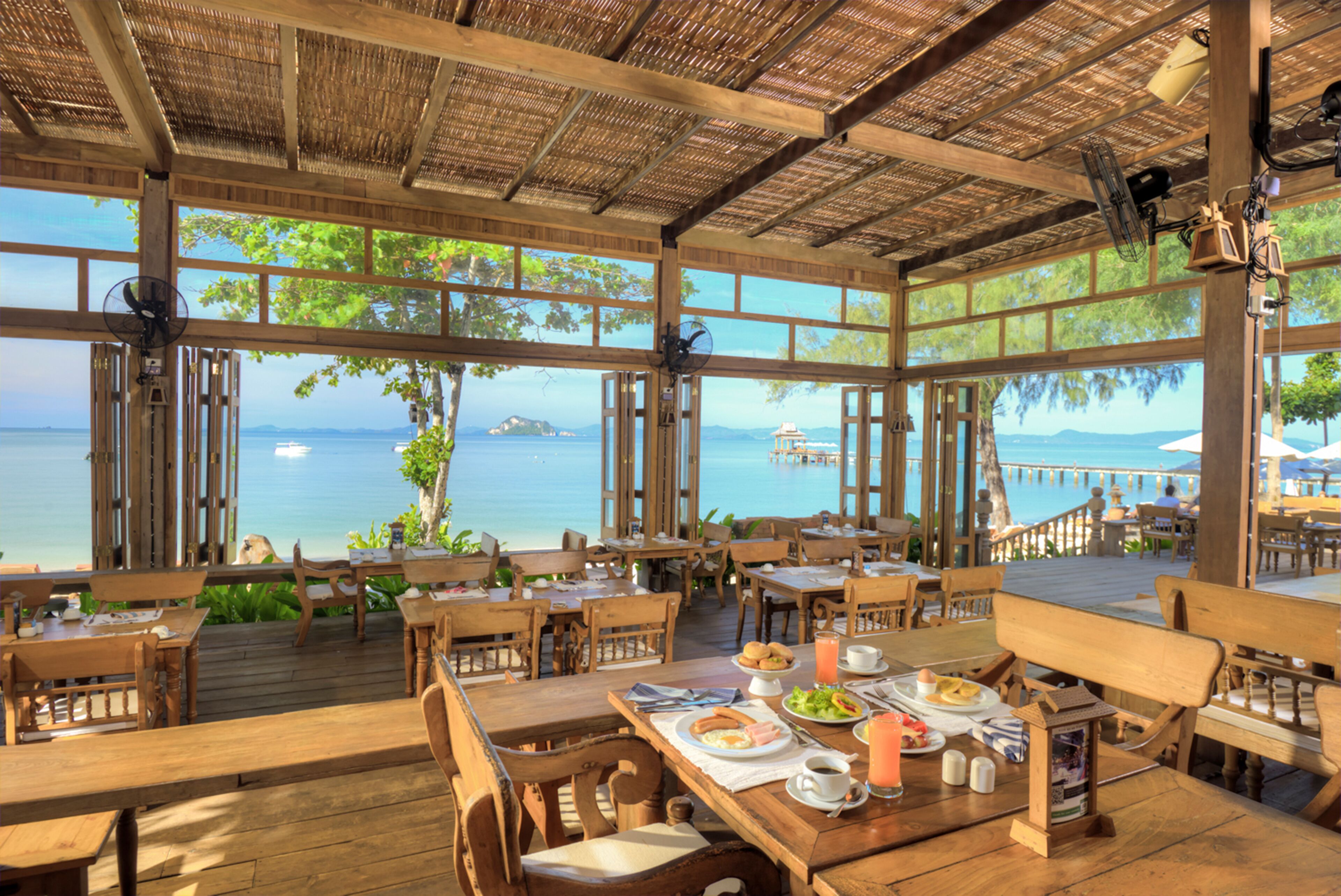 3 restaurants; breakfast, lunch, and dinner served