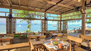 3 restaurants; breakfast, lunch, and dinner served