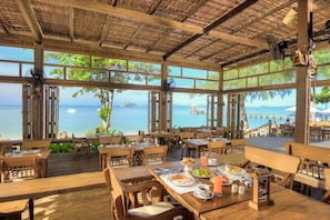 3 restaurants; breakfast, lunch and dinner served 