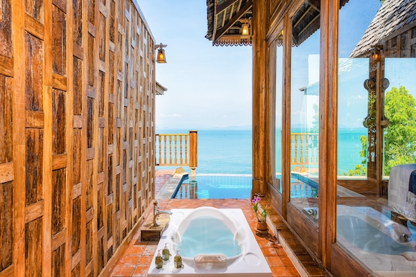 Deep-soaking bathtub