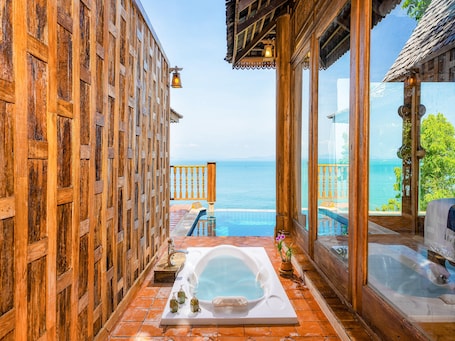 Deep soaking bathtub
