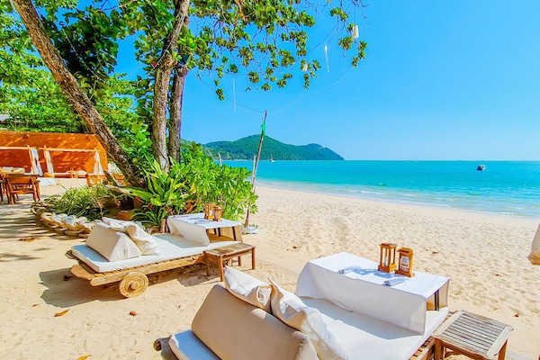 Private beach, white sand, beach umbrellas, beach towels