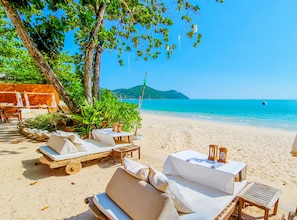 Plage privée, sable blanc, parasols, serviettes de plage