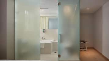 Quarto casal luxo | Escrivaninha, cortinas blackout, Wi-Fi de cortesia
