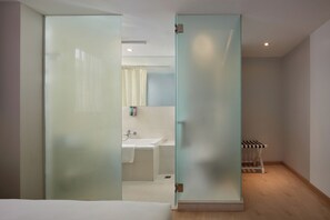 Habitación Deluxe doble | Escritorio, cortinas opacas, wifi gratis