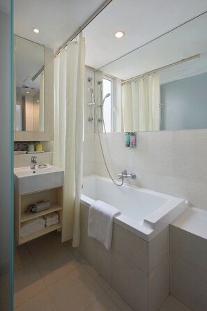 Deluxe-Doppelzimmer | Badezimmer | Dusche, kostenlose Toilettenartikel, Haartrockner, Bademäntel