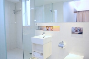 Shower, free toiletries, hair dryer, bathrobes - Ole Tai Sam Un Hotel (Macau)