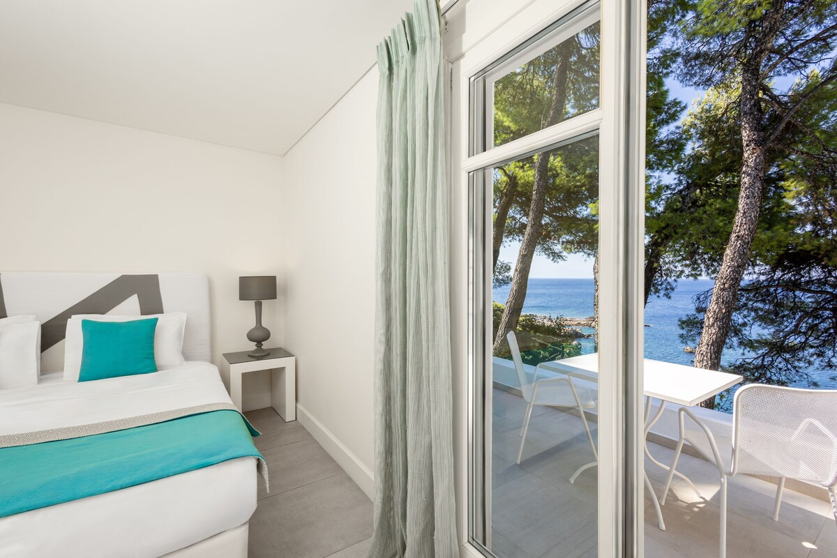 Deluxe Room | Memory foam beds, minibar, in-room safe, desk