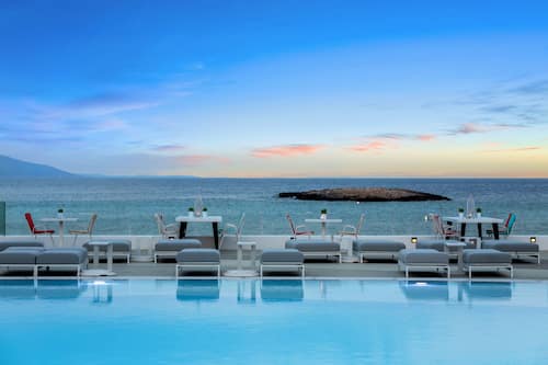 Piscine extérieure (ouverte en saison), parasols de plage