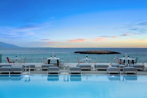 Seasonal outdoor pool, pool umbrellas, sun loungers - Marpunta Resort (Alonissos)