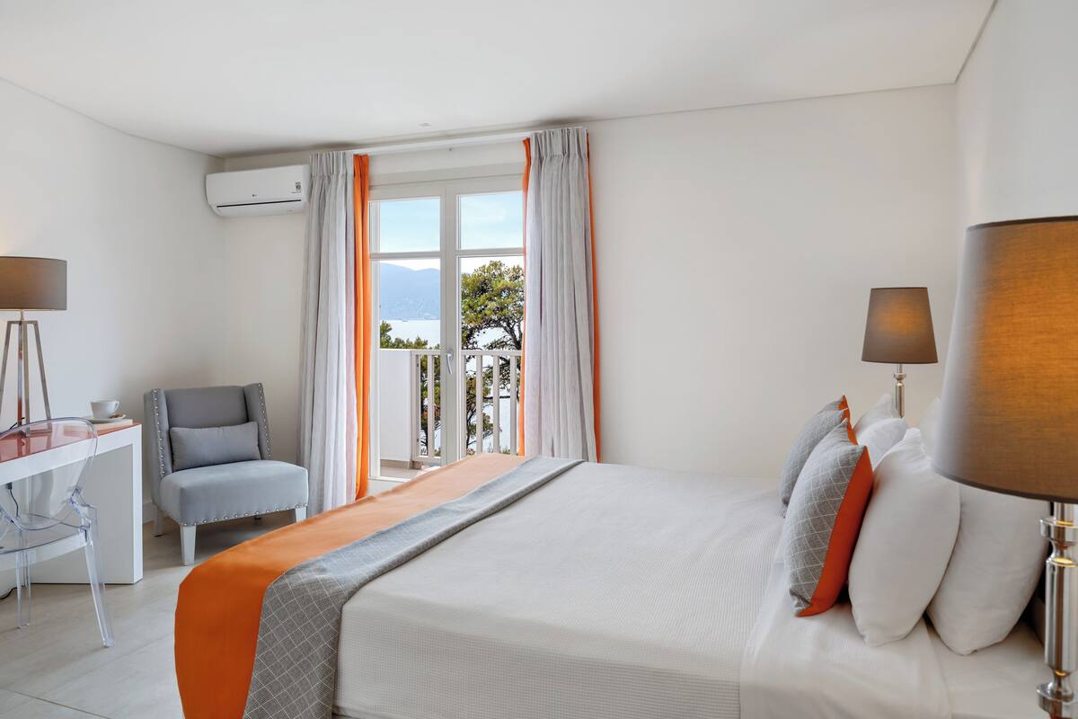 Deluxe Room | Memory foam beds, minibar, in-room safe, desk