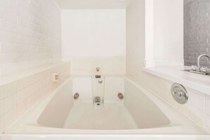 Tina con regadera, amenidades de baño gratuitas, secadora de cabello