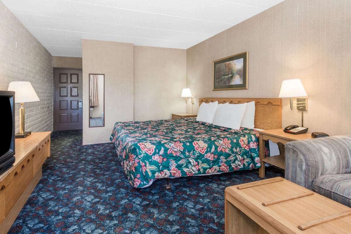 desk, soundproofing, free wifi, bed sheets