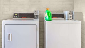 Deux machines à laver à chargement frontal dotées d’écrans numériques, dont l’une est équipée d’un compartiment pour le détergent situé sur le dessus.
