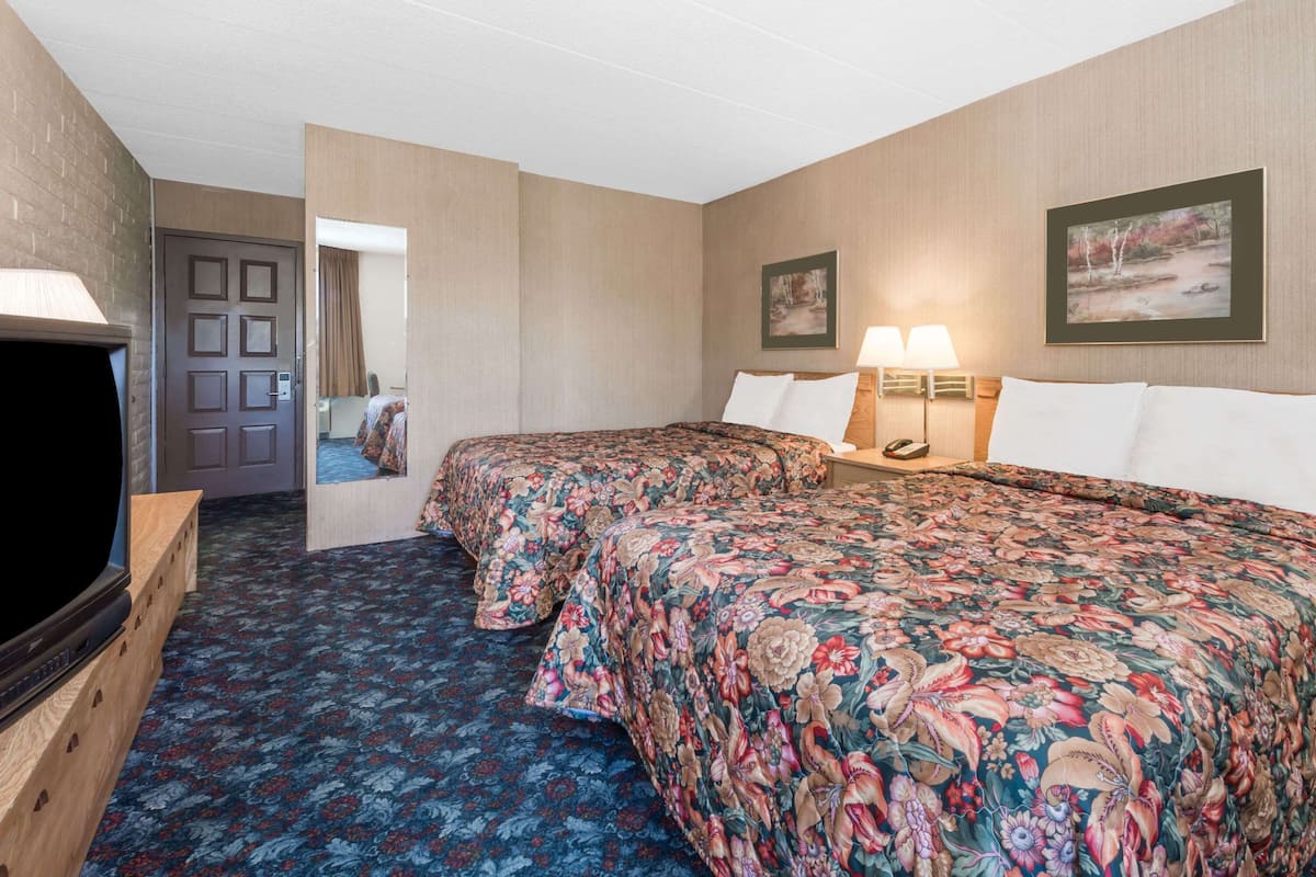 desk, soundproofing, free wifi, bed sheets