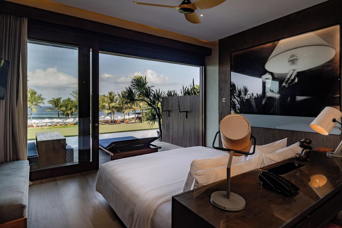 Svit (Beachfront) | Minibar, värdeförvaringsskåp på rummet och skrivbord
