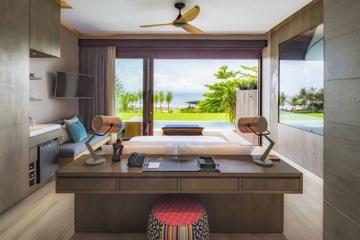 Minibar, coffres-forts dans les chambres, bureau