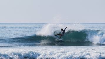 Un surfista cabalgando una ola en el océano.