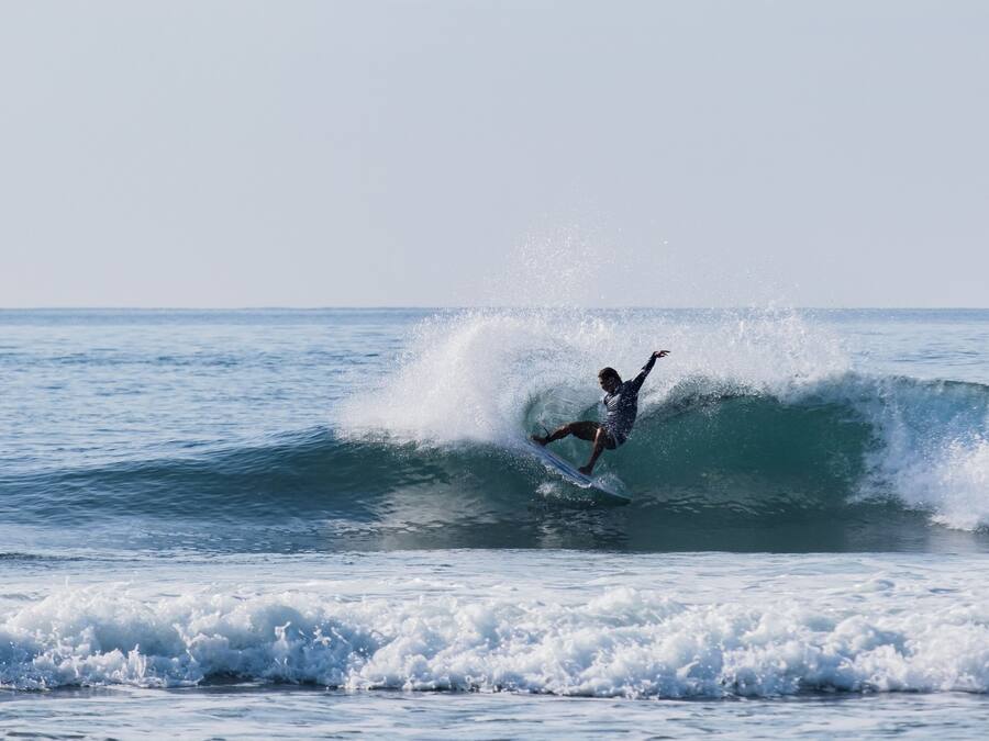 Un surfista cabalgando una ola en el océano.
