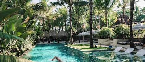 2 outdoor pools, sun loungers